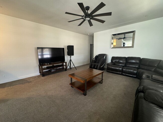 Building Photo - Ranch Style Home Here In the Heart of Perris