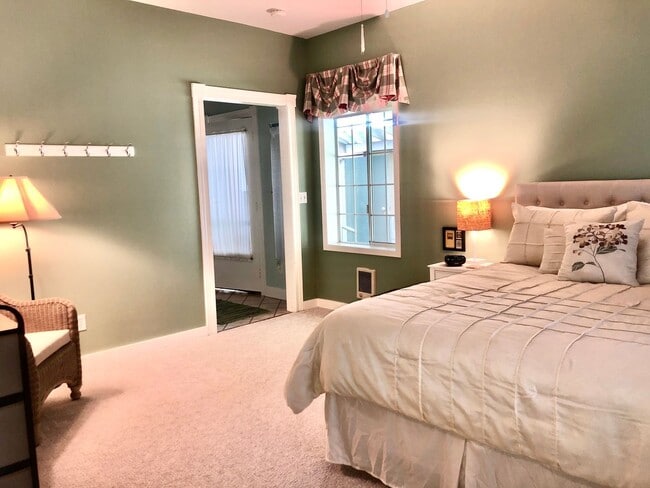 Building Photo - Charming oversized one bedroom cottage nestled quietly among a beautiful Bainbridge oasis