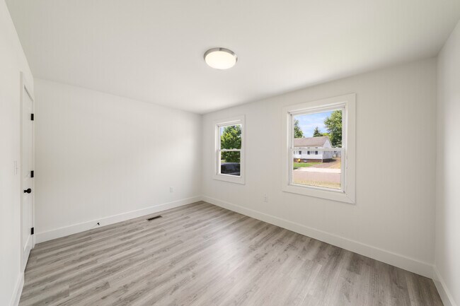 Building Photo - 2624 Woodbine Ave
