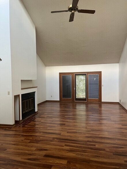 Building Photo - 2137 Versailles Village Pl