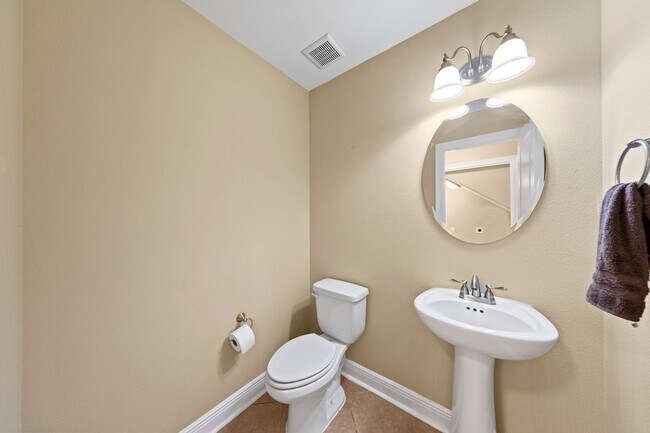 Building Photo - Fantastic 5 Bedroom in Fort Walton Beach!