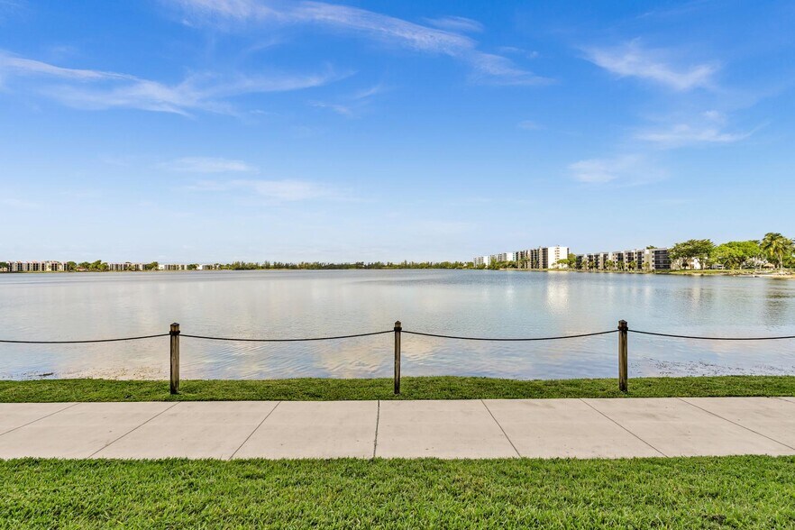 Building Photo - 109 Lake Emerald Dr