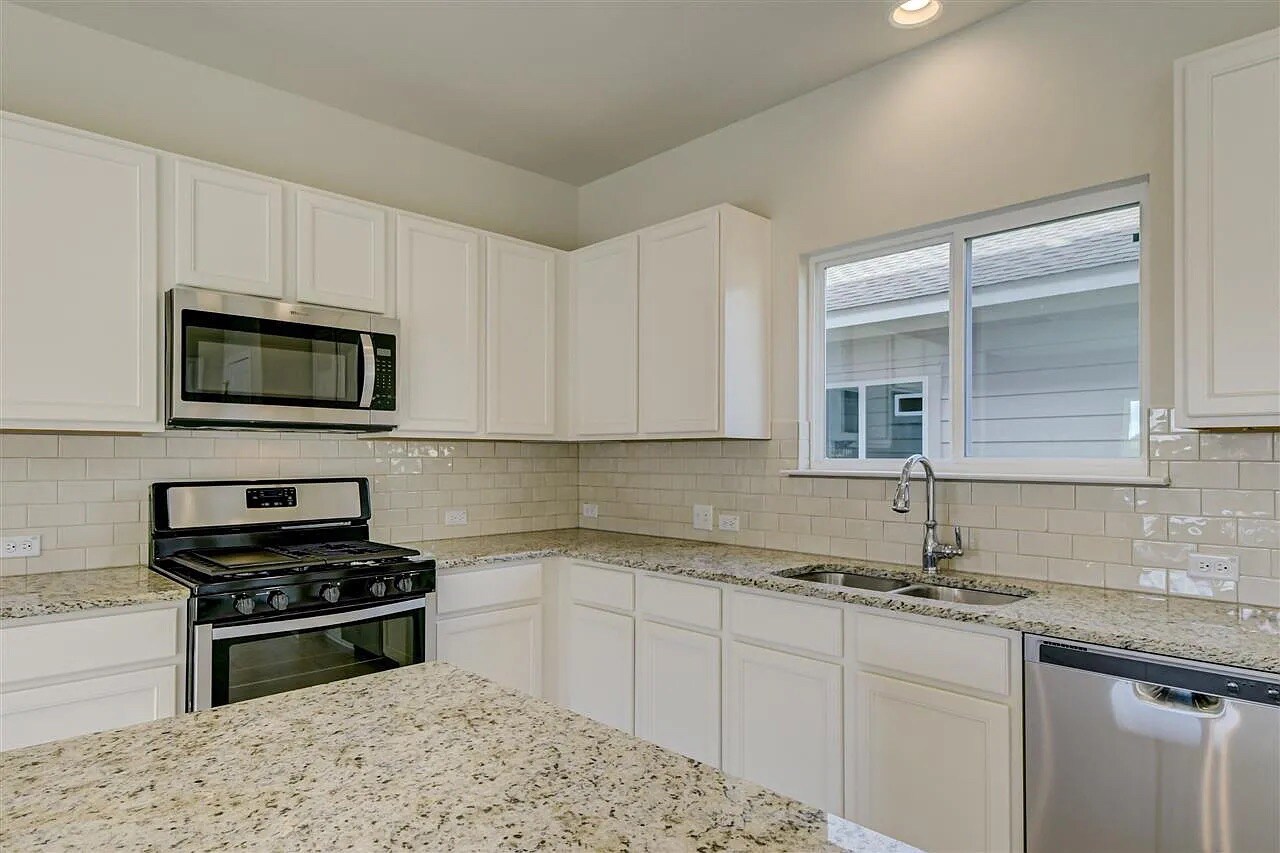 Building Photo - Room in House on Spinnaker Loop