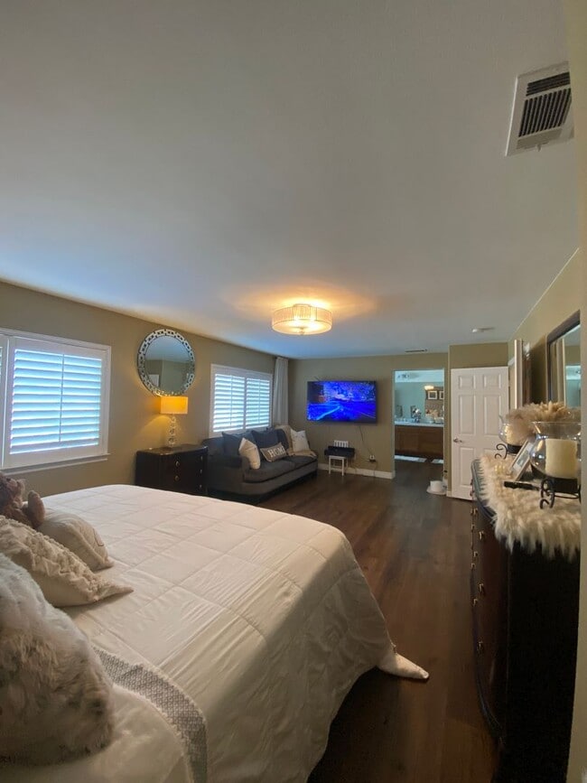 Building Photo - 14660 Meadowsweet Dr