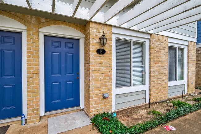 Building Photo - 754 Memorial Mews St