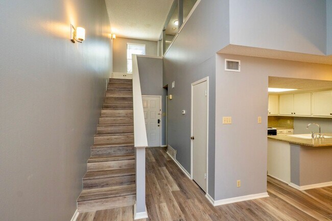 Building Photo - Fully Remodeled Townhome with Loft and Prime Location!