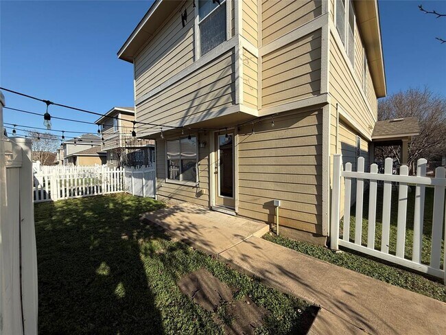 Building Photo - 520 Rolling Oak Dr