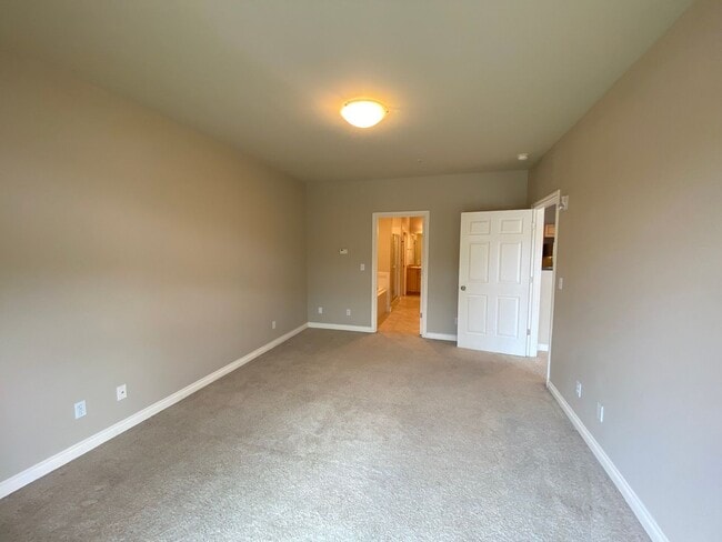 Building Photo - High End (2) Bedroom, (2.5) Bathroom Condo...