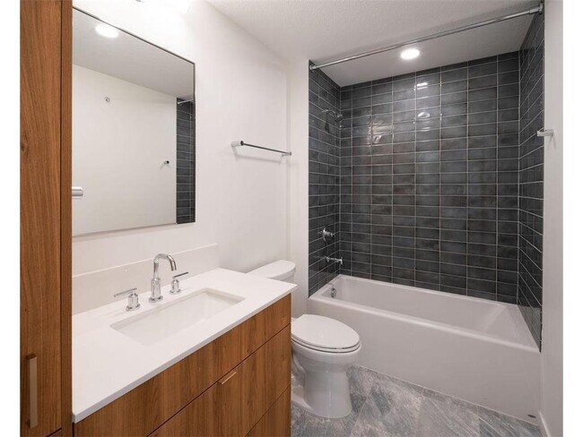 Building Photo - 122 West Dr