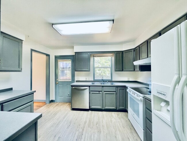 Building Photo - Cozy Seward Park Home with Large Yard!