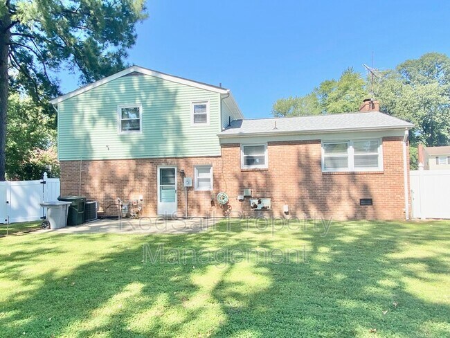 Building Photo - 137 Tanglewood Dr