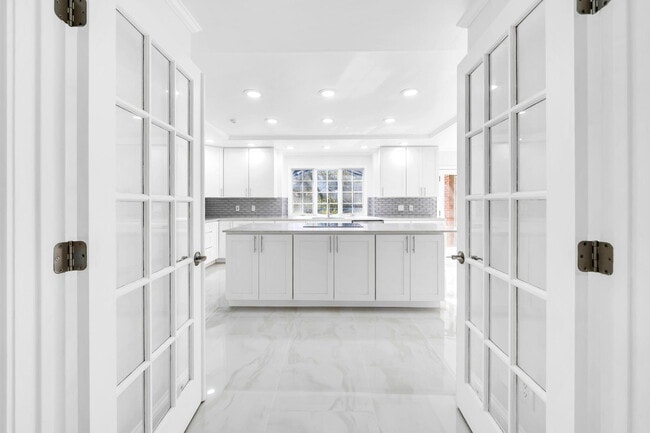 Building Photo - 1524 Glenlake Cir