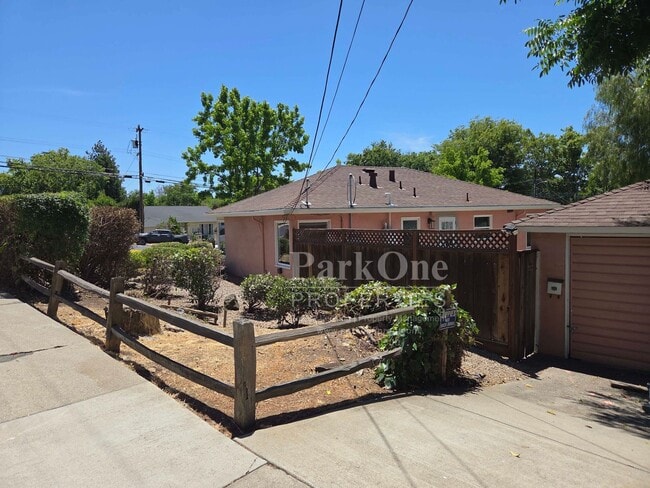 Building Photo - Super Cute and Updated Cottage near Downtown