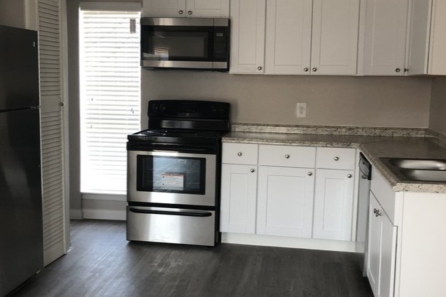 Three Bedroom Townhome Kitchen - Gulfwind Apartments