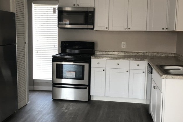 Three Bedroom Townhome Kitchen - Gulfwinds Apartments