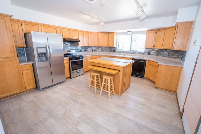 Building Photo - Large Home in Quiet Area, 3 Bedroom, 2 Bat...