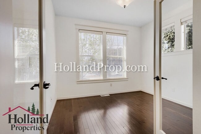 Building Photo - Spacious 4-Bedroom Portland Home with Fenced Yard, Fireplace & Modern Finishes!