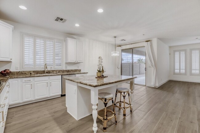 Building Photo - 800 W Howe St