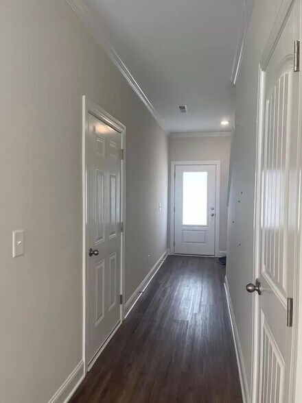 Building Photo - Room in Townhome on Thalweg Dr