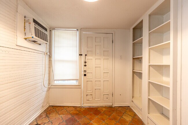 Building Photo - 426 W Woodlawn Ave