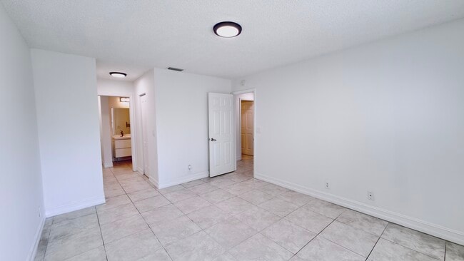 Building Photo - 501 Racquet Club Rd