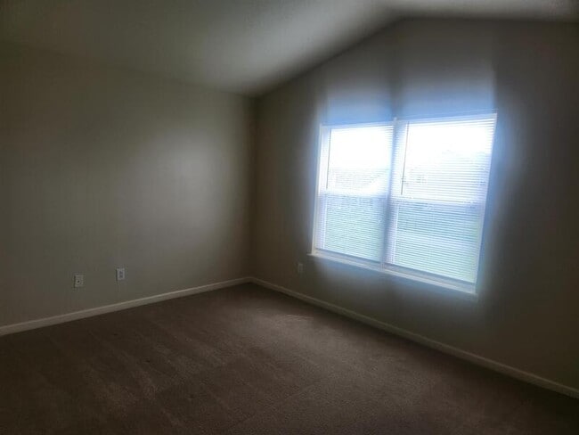 Building Photo - 811 Daybreak Dr