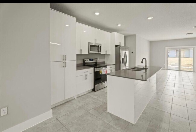 Building Photo - 5 Bedroom Single Family Home in Deltona