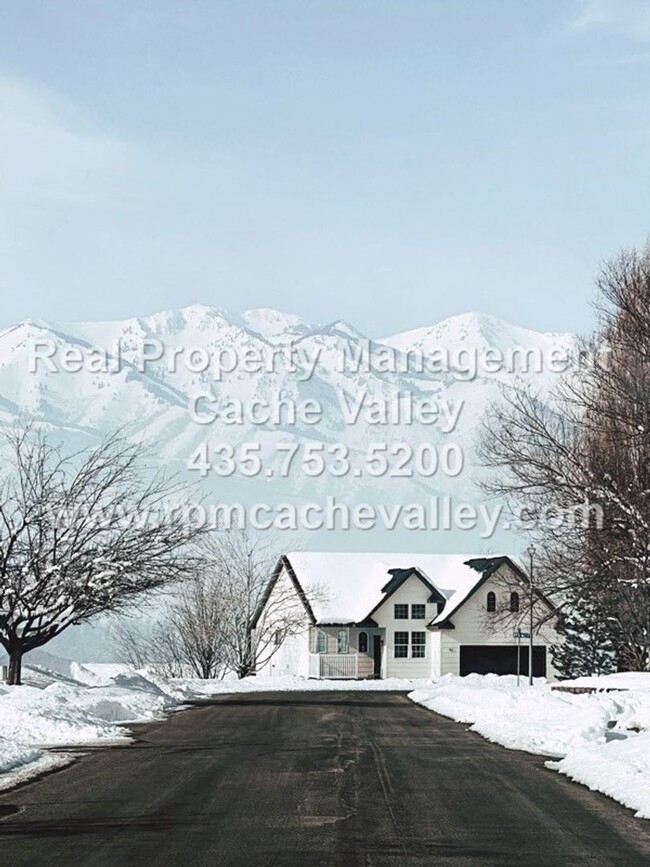 Building Photo - Gorgeous 4 bedroom home with views in Hyrum!