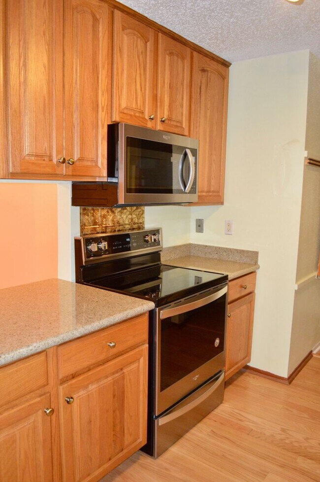 Building Photo - Beautiful and spacious 3 bed 2 bath.