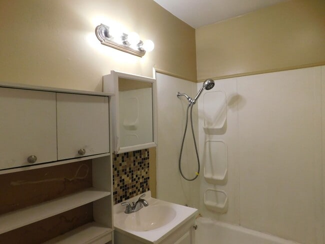 Building Photo - Beautifully remodeled 3 bedroom/1 bath hom...