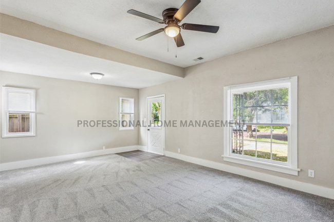Building Photo - Beautifully updated 3 bedroom 1 1/2 bath h...