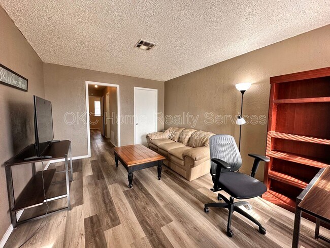 Building Photo - 109 SE 42nd St