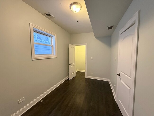 Building Photo - 1520 S Kedvale Ave