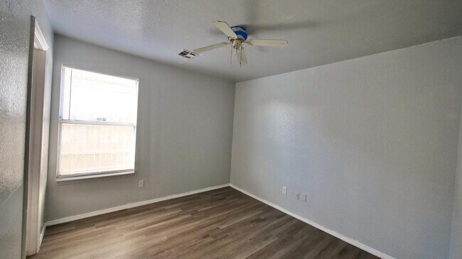 Building Photo - 1021 Periwinkle Dr