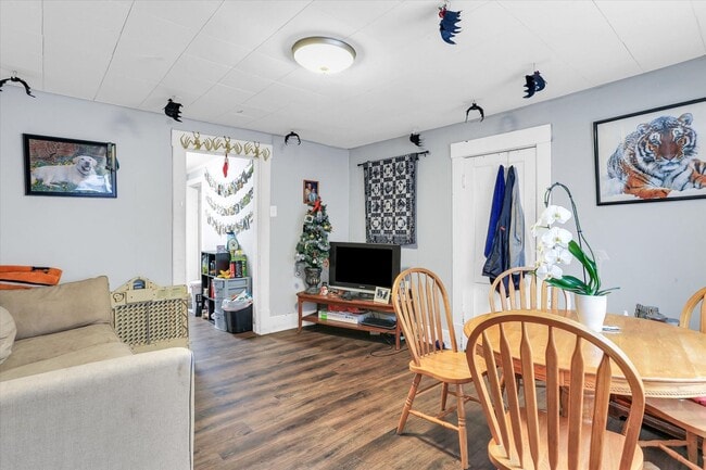 Building Photo - Beautifully Remodeled 1 Bedroom Located in...