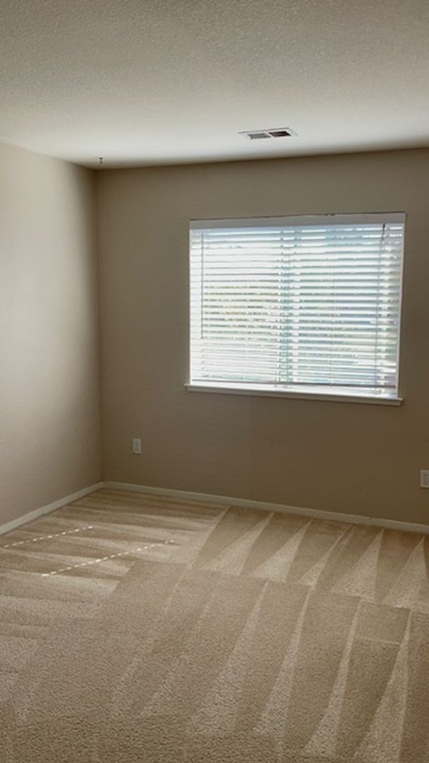Building Photo - Close to freeway and shopping