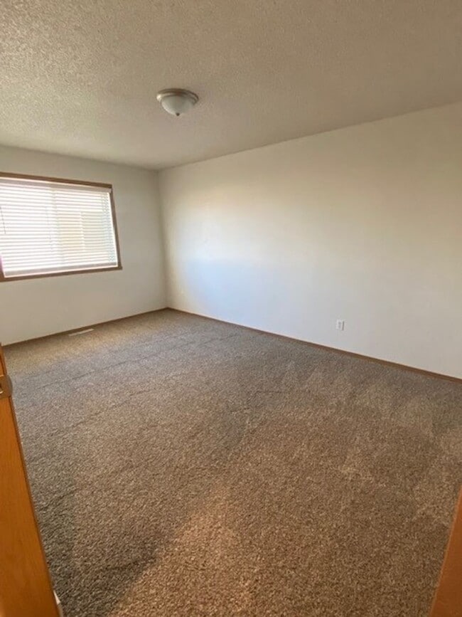 Building Photo - Comfortable 4 Bedroom with Garage & Fenced Yard for Rent!