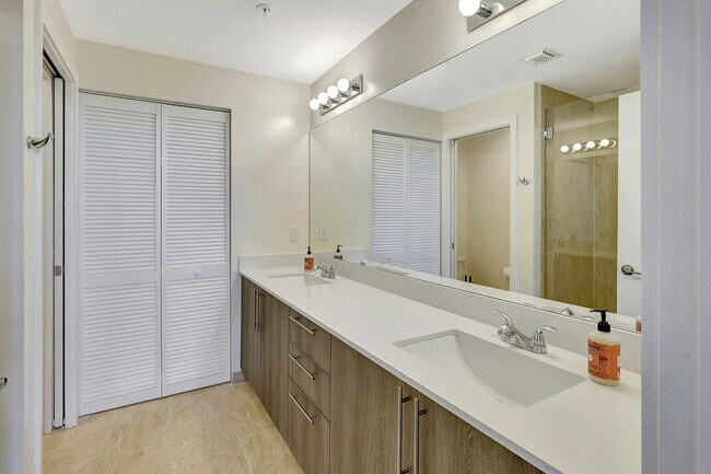 Building Photo - 11701 Pasetto Ln