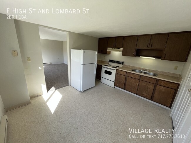 Building Photo - Huge 2-Bed apartment with washer/dryer hoo...