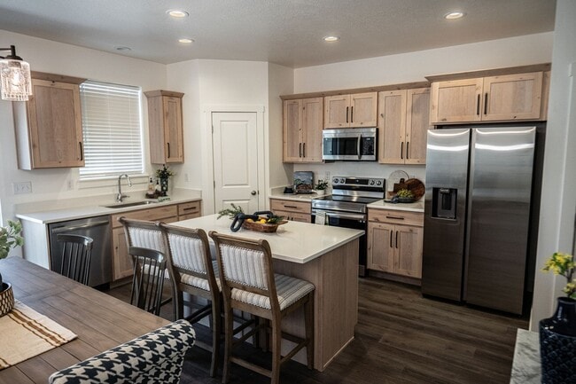 Building Photo - Brand New Luxury 3 Bedroom 2.5 Bath with Office & Family Room for Rent Richmond, Utah