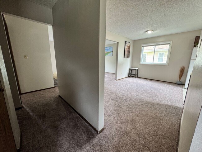 Building Photo - 3 bed, 1.5 bath duplex for rent in Cedar Falls