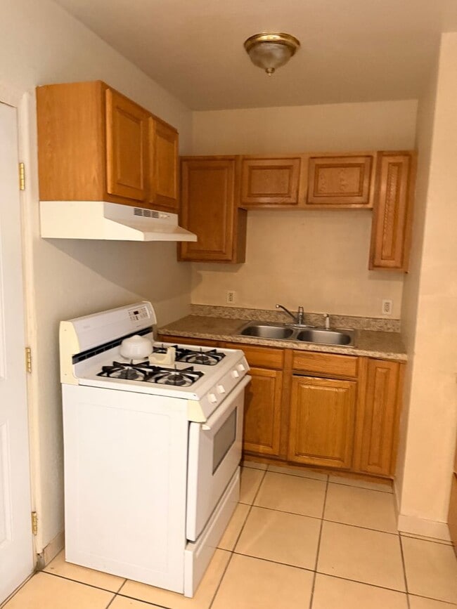 Building Photo - 1 Bedroom End Unit on a Corner Lot