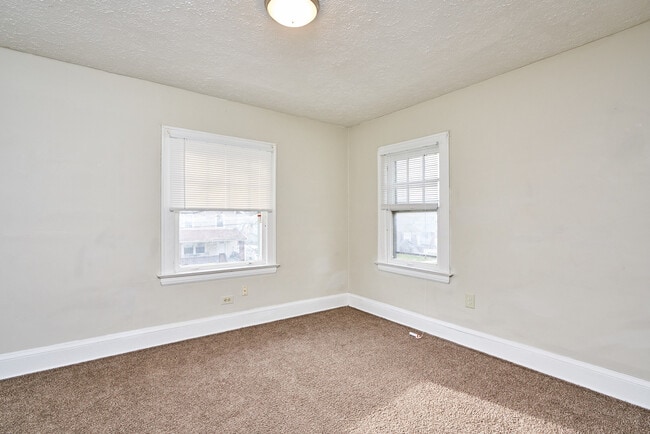 Building Photo - 5 Bedroom home available