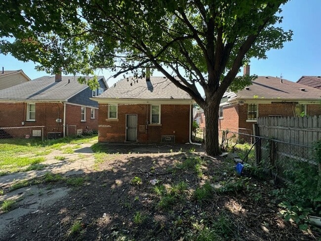 Building Photo - 4 Bedroom 2 Bath Brick Tudor For Lease Wel...