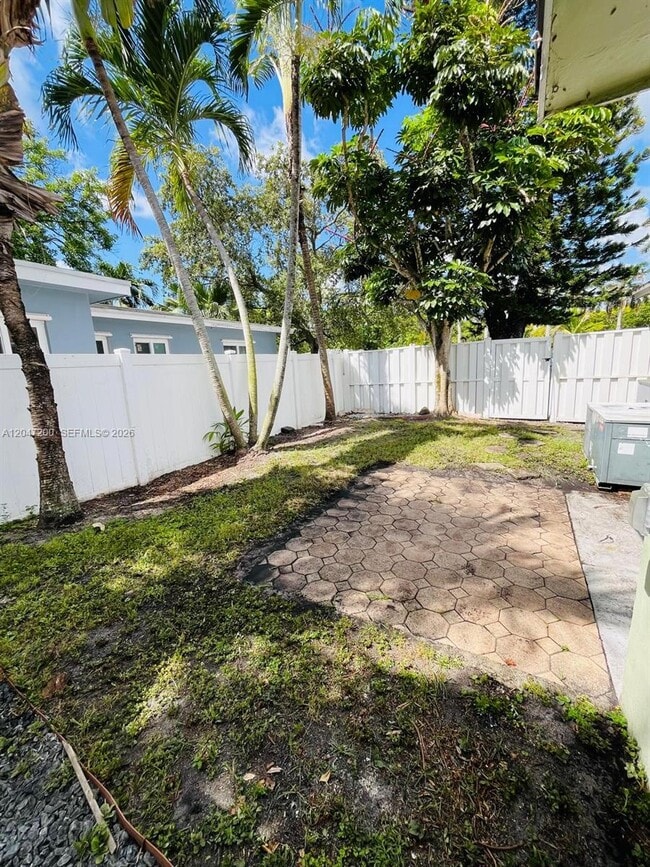Building Photo - 2500 NW 9th Ln