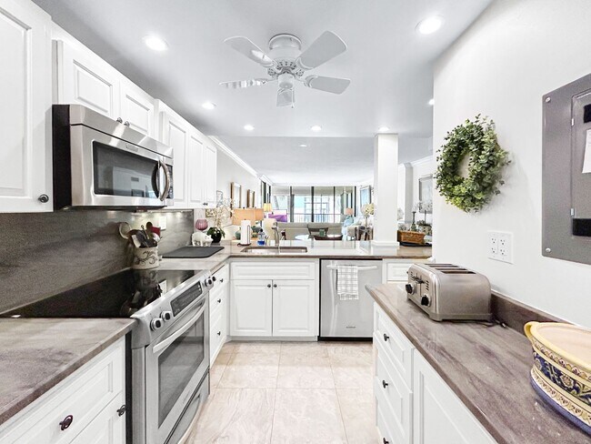 Building Photo - Luxurious Corner Unit with Stunning Floor-to-Ceiling Views!