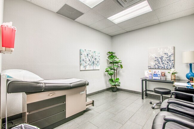 Building Photo - Move-in ready professional office space fo...