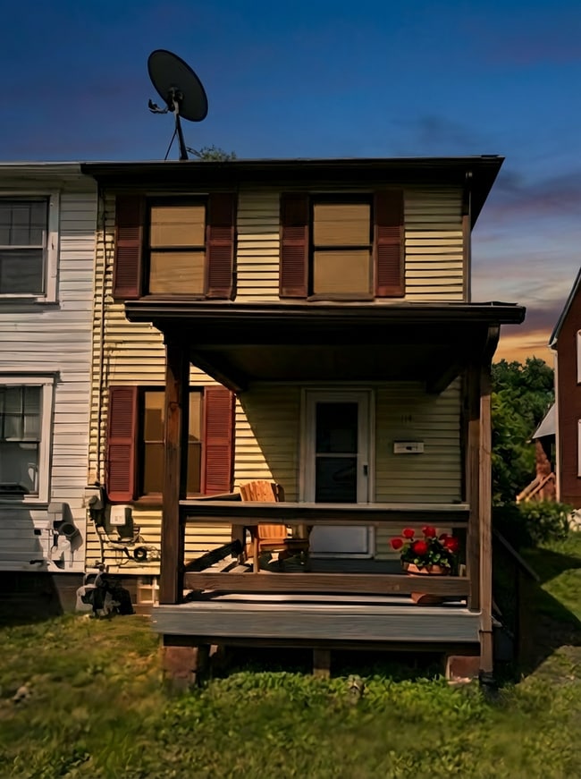 Building Photo - 2Bed/1Bath End Unit Townhouse in Clairton