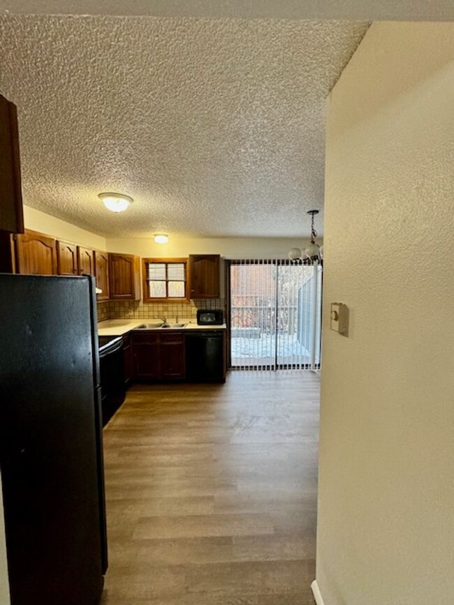 Building Photo - 4 Bedroom, 2.5 Bathroom Townhouse, Close t...