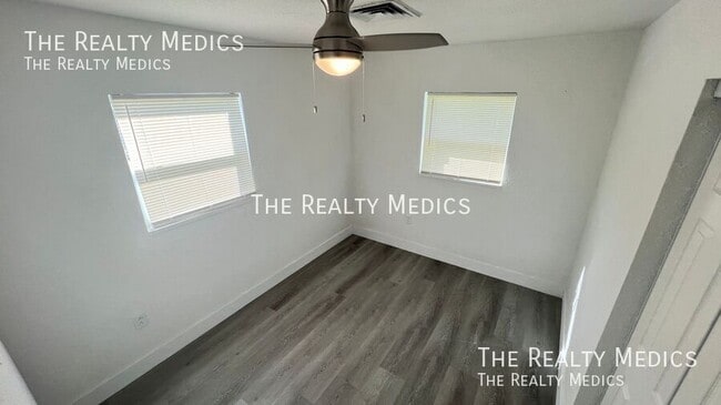 Building Photo - 2530 N Palm Dr